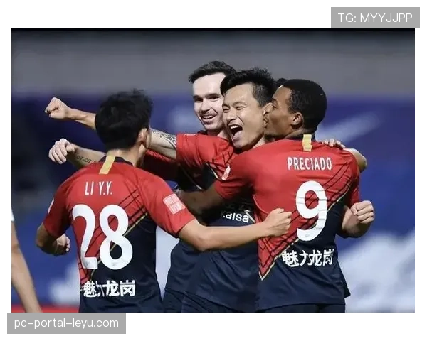 暖心一幕:赫罗纳球员进球后集体指向看台,悼念日前去世的资深球迷。 暖心一幕:赫罗纳球员进球后集体指向看台,悼念日前去世的资深球迷。