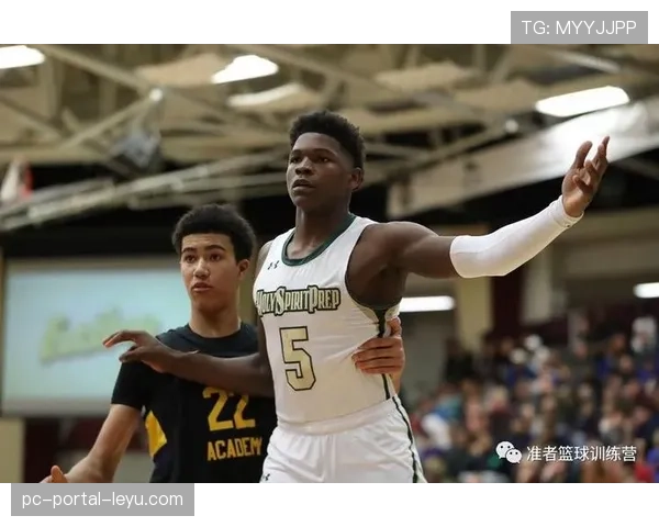 NBA学院举办青年训练营，重点课程包括“侧翼空间的阅读与利用”。